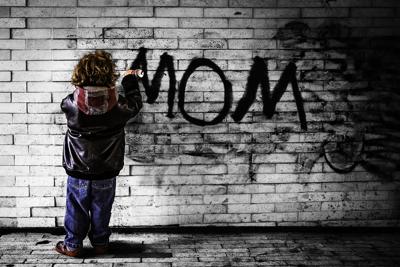 梦见把妈妈关家里然后他跑出去了怎么办