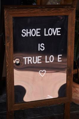 女鞋店铺名称大全简单大气两字简单，女鞋店铺名如何取