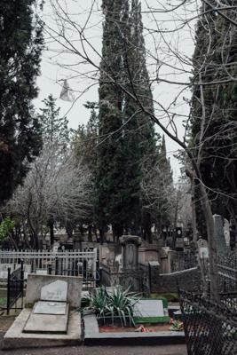 梦见经过一片坟地有好多坟墓