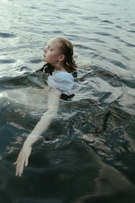 梦见小孩掉水里了又救上来了