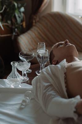 梦见摆酒席好多人吃饭