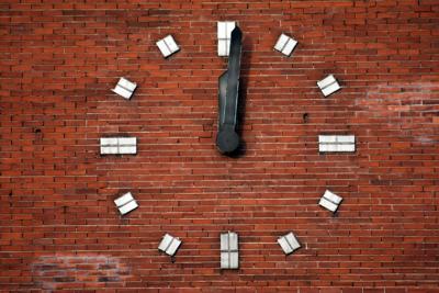 办公室钟表挂在什么位置风水最好，办公室钟表挂放位置风水