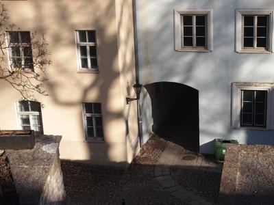 大门口做斜坡进门好不好怎么处理，大门口有斜坡，怎样设计