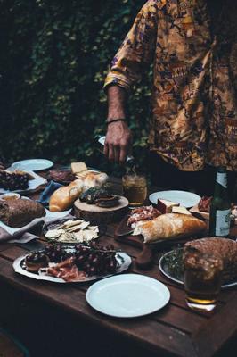 梦到很多人一起吃饭预示什么