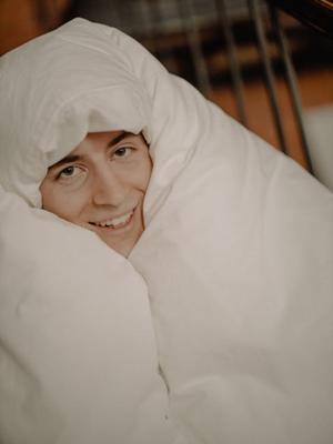 梦见我弟弟生病后背有个小洞怎么办