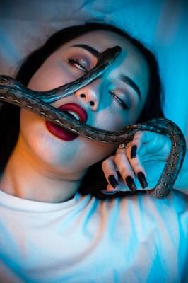 梦见自己被蛇咬是什么意思周公解梦