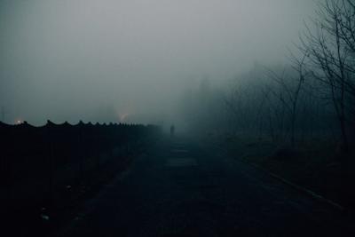 梦见自己被人追赶拼命逃跑躲藏