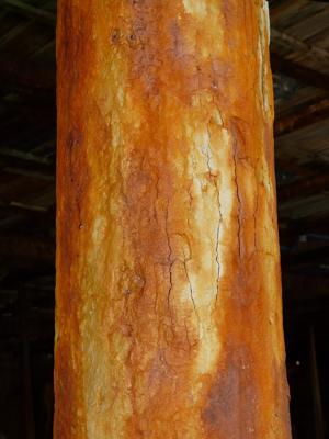 风水局客厅中间有柱子，风水布局中如何化解柱子影响