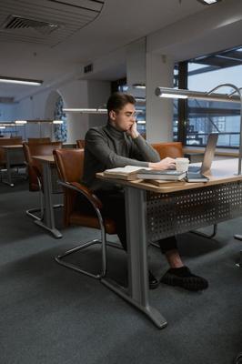 属猪办公桌坐西朝东好吗？猪年命理与办公风水布局要点