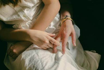 梦到和女孩子牵手