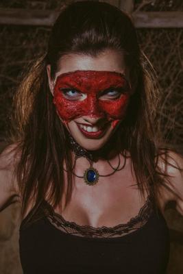 天蝎男喜欢凶巴巴的女人，这类性格特质更易获得他们的青睐