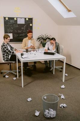 三人办公室座位摆放，三人办公室办公桌怎么摆