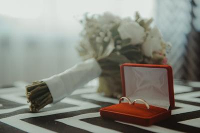 客厅能挂结婚照吗，客厅能挂结婚照吗风水好吗？