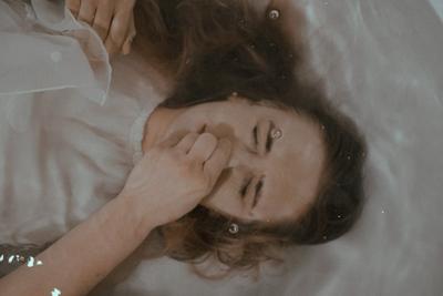 女人梦见被狗咬手是什么预兆周公解梦