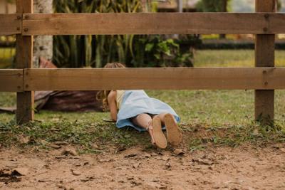 梦见认识的小孩掉下来死了怎么回事