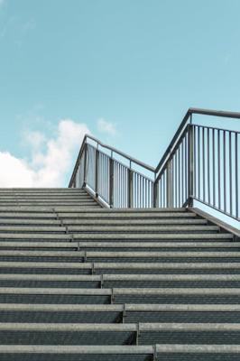 楼梯风水效果，楼梯走向与气场平衡改善居住运程