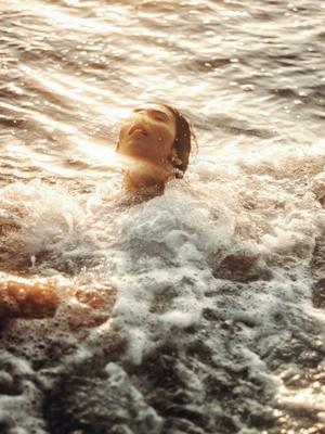 梦见自己光着身体游泳的意思