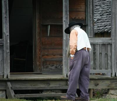 男子破坏自家祖坟风水，破坏祖坟风水的人有什么报应