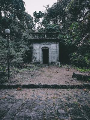 门口有坟地怎么化解，门前有坟墓大富大贵