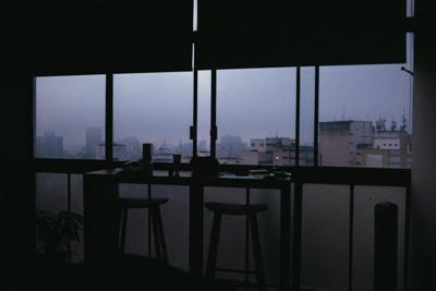 办公室坐西朝东还是坐东朝西好，从风水学角度看坐西朝东更符合五行吉相