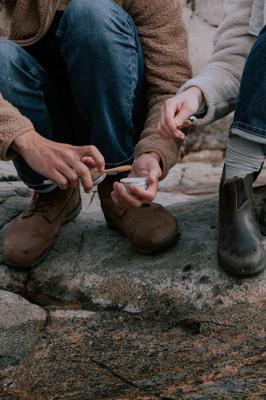 梦见刷鞋给别人