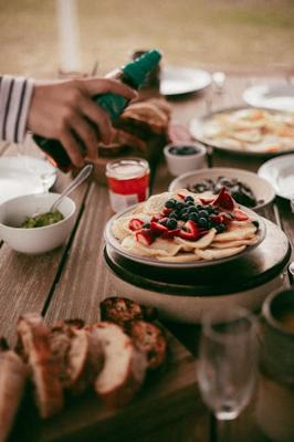 梦见一个人和朋友一起吃饭