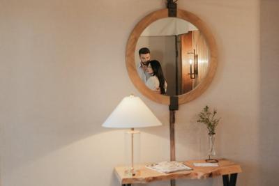 镜子放客厅什么位置好，镜子放客厅位置好能带来风水吉运