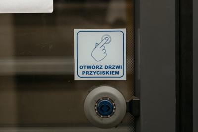 梦见上厕所脚踩到屎