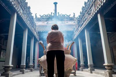 女性做梦梦到自己在寺庙烧香拜佛