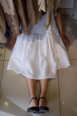 梦见别人穿白色裙子了