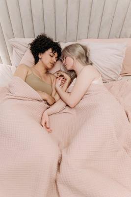 梦见两个女人在一起了