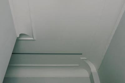 楼梯间下面做卫生间风水，如何调整布局避开门煞冲煞