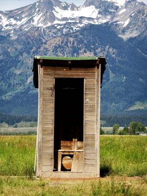 农村院子厕所在哪个方位风水好，农村建筑布局方位吉凶解析