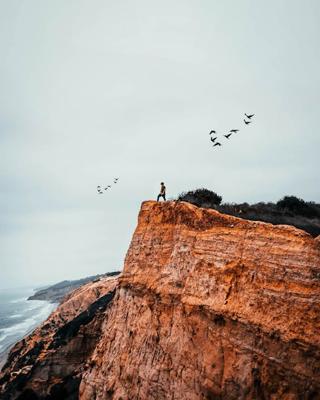 梦见在悬崖上走路