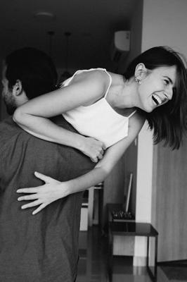 属马的男人喜欢黏他的女孩子吗？属马男人的性格与情感偏好解析