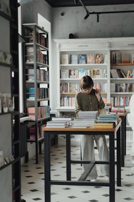 书房字画挂在背后还是对面，书房字画挂在背后好吗？