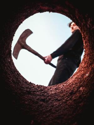 梦见别人正在挖坑用来埋死人