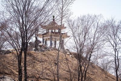 坐北朝南的房子前面是个垭口，坐北朝南的房子前面有山好吗？