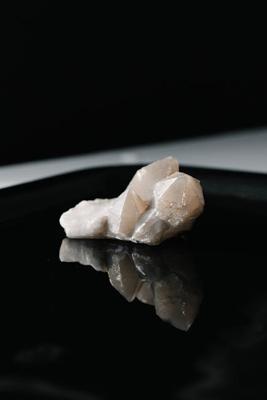 白水晶适合什么属相的人适合戴，白水晶五行属性及适合佩戴的生肖