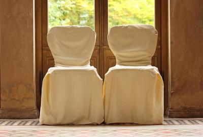 客人背对门坐还是面朝门坐，背对门口的座位如何？