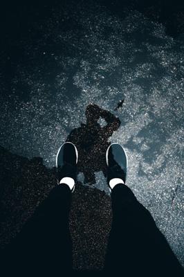 做梦梦见赤脚走路