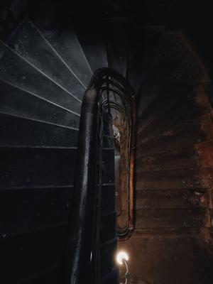 楼梯正对入户门好不好 如何化解，入户门对冲楼梯如何化解（风水角度解析）