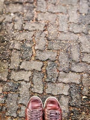 梦见赤脚走路是什么预兆