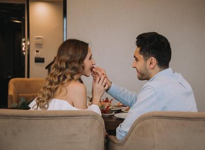 梦见和女朋友一起吃饭