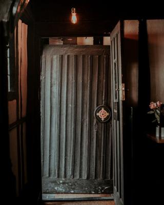 酒柜摆件摆什么最好，酒柜风水方位摆物避凶趋吉