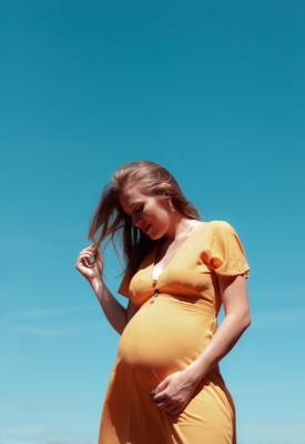 梦见自己怀孕的女孩