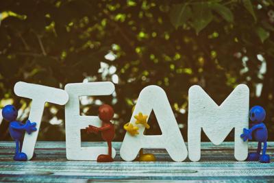 梦见领导和同事在一起